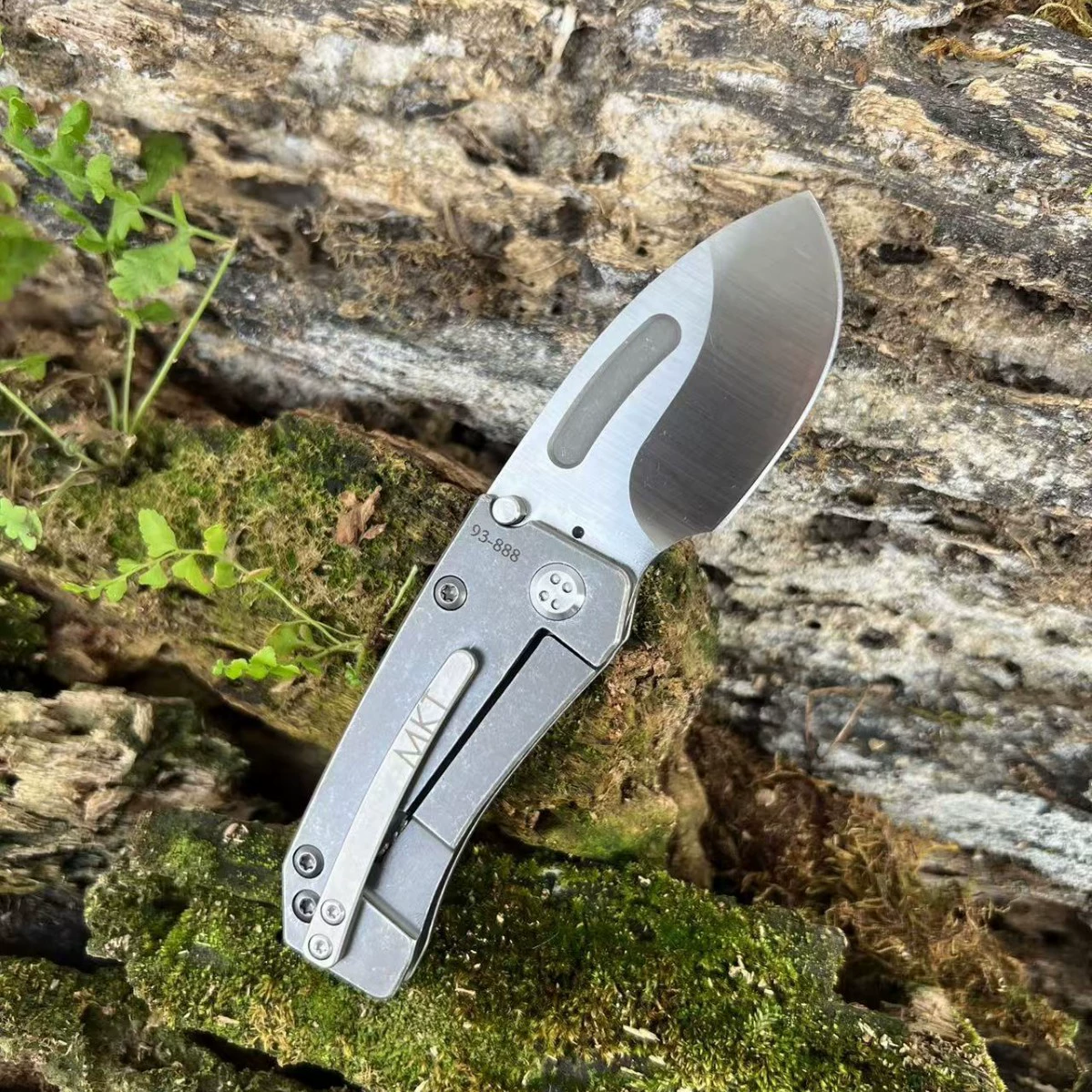 02-4c16f30e3a71.webp Outdoor Fixed Blade Knife Retail Display for Wholesale